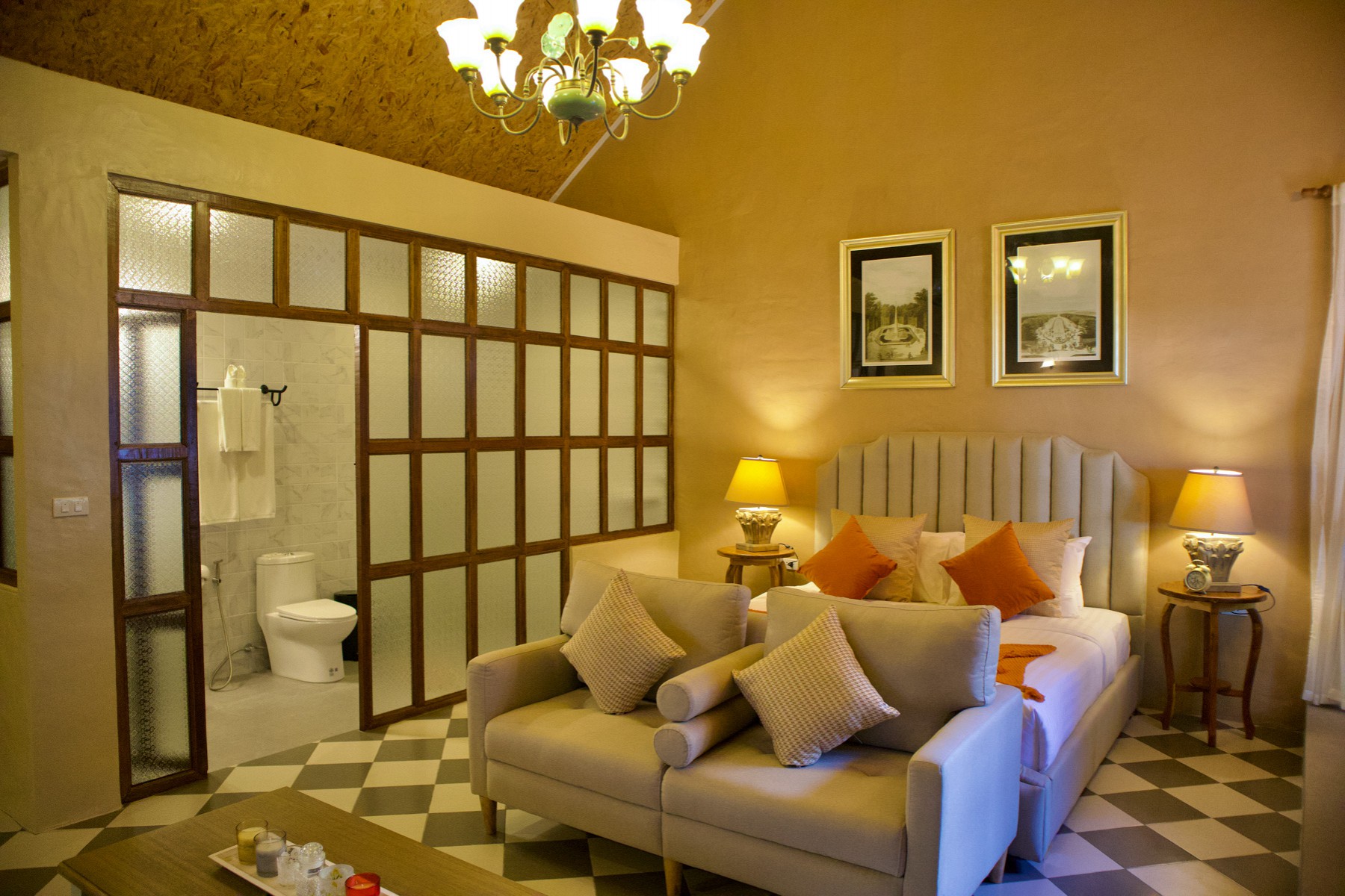Honeymoon Suite with Bathtub