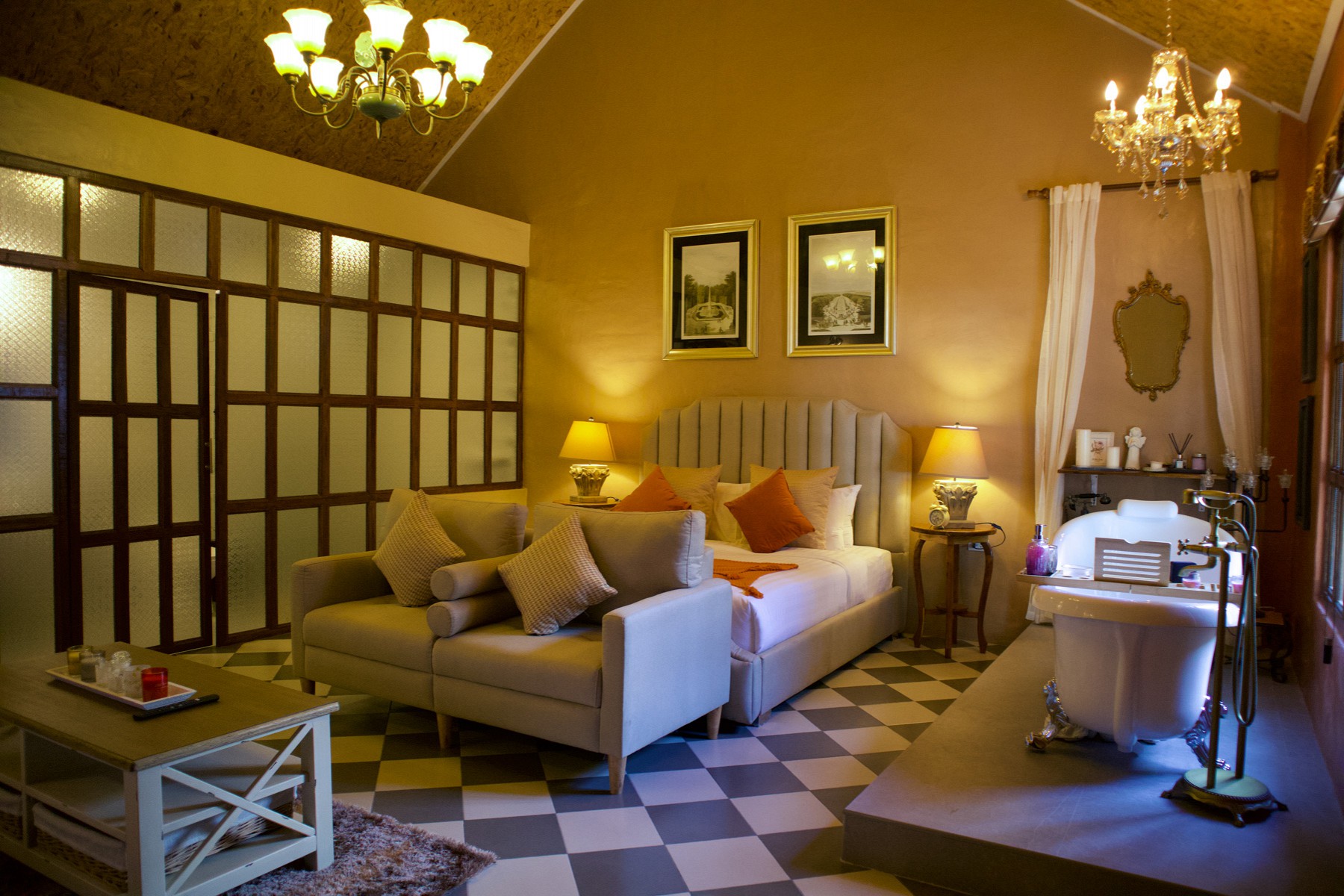 Honeymoon Suite with Bathtub