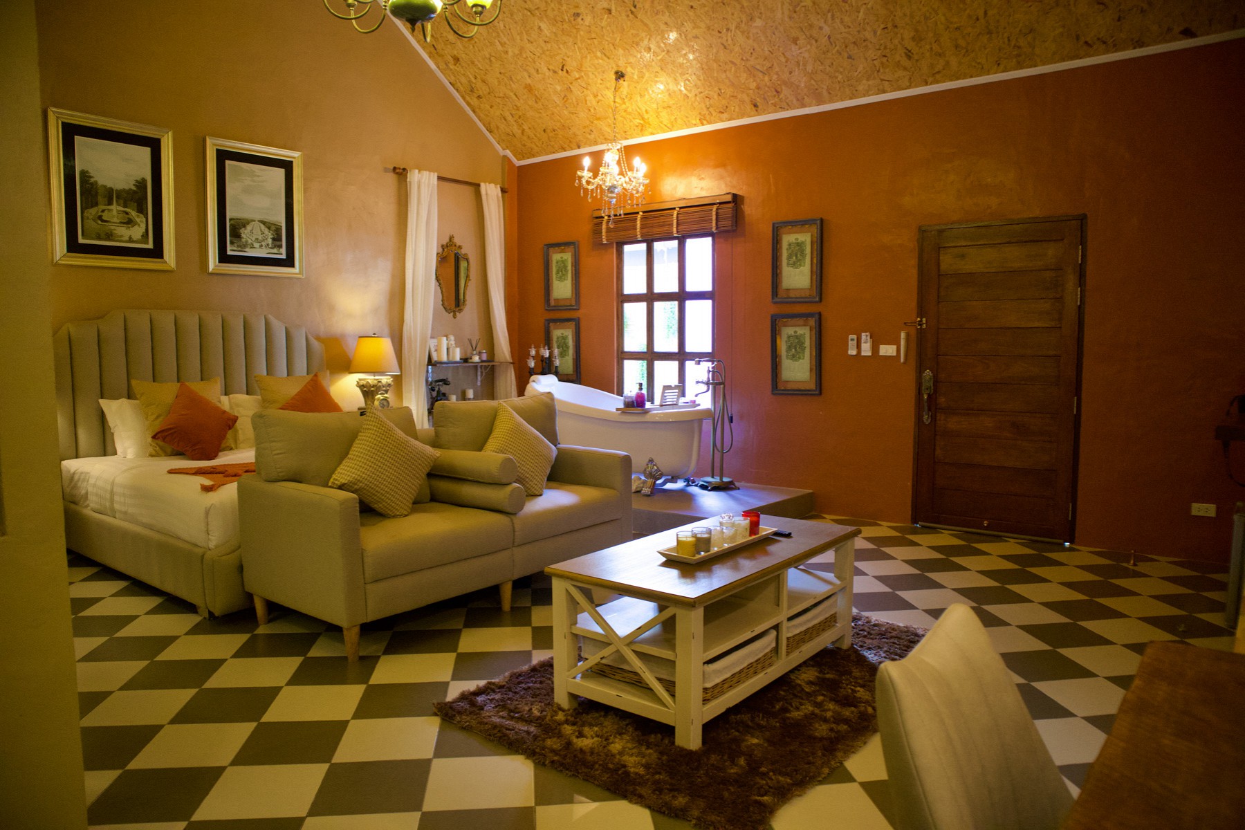Honeymoon Suite with Bathtub