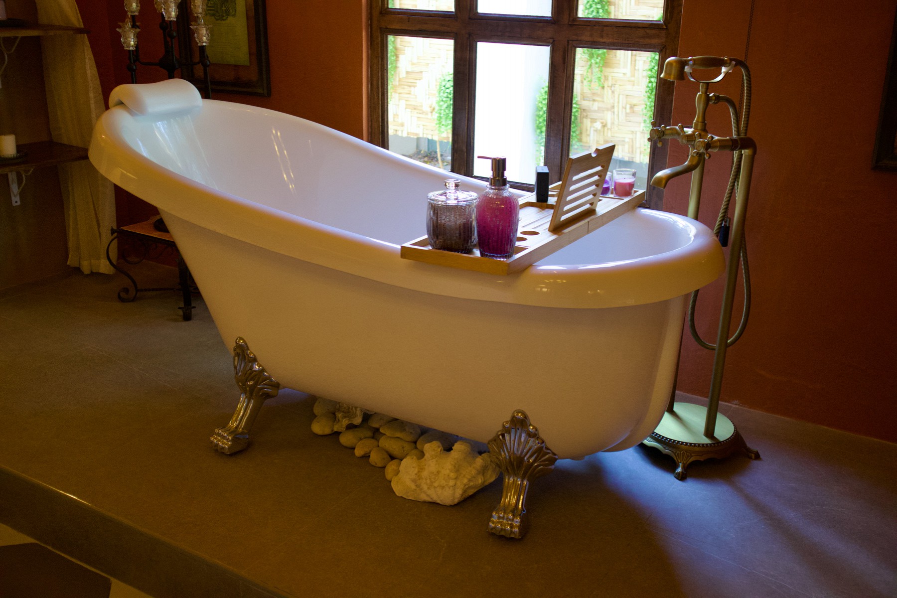 Honeymoon Suite with Bathtub