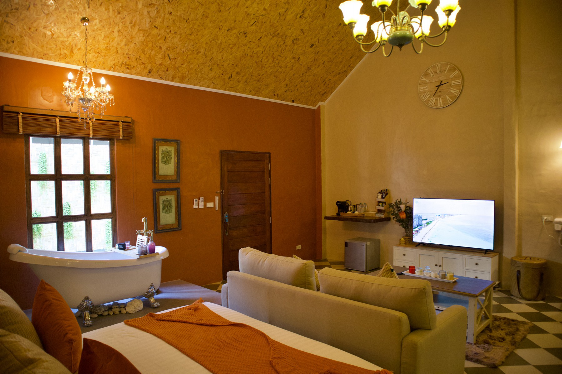 Honeymoon Suite with Bathtub