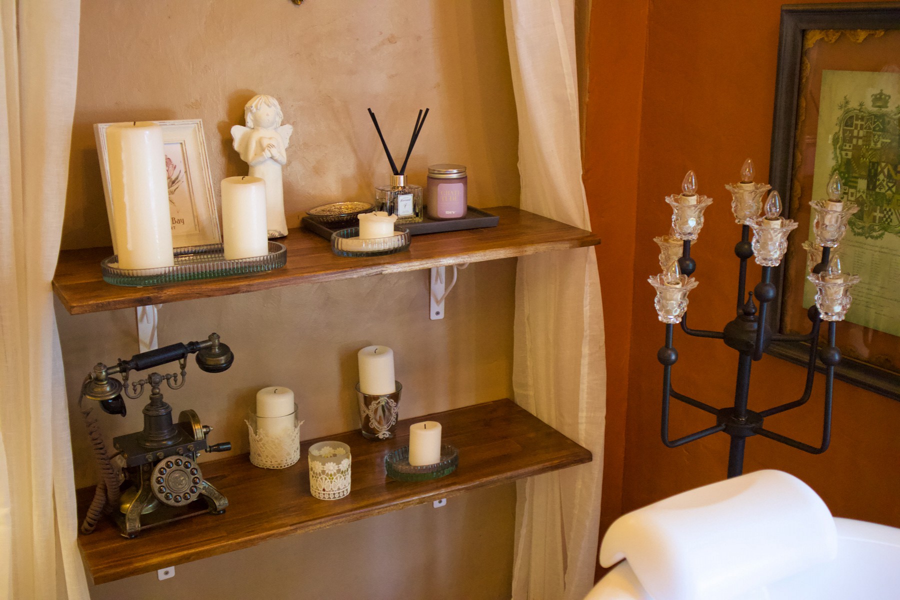 Honeymoon Suite with Bathtub