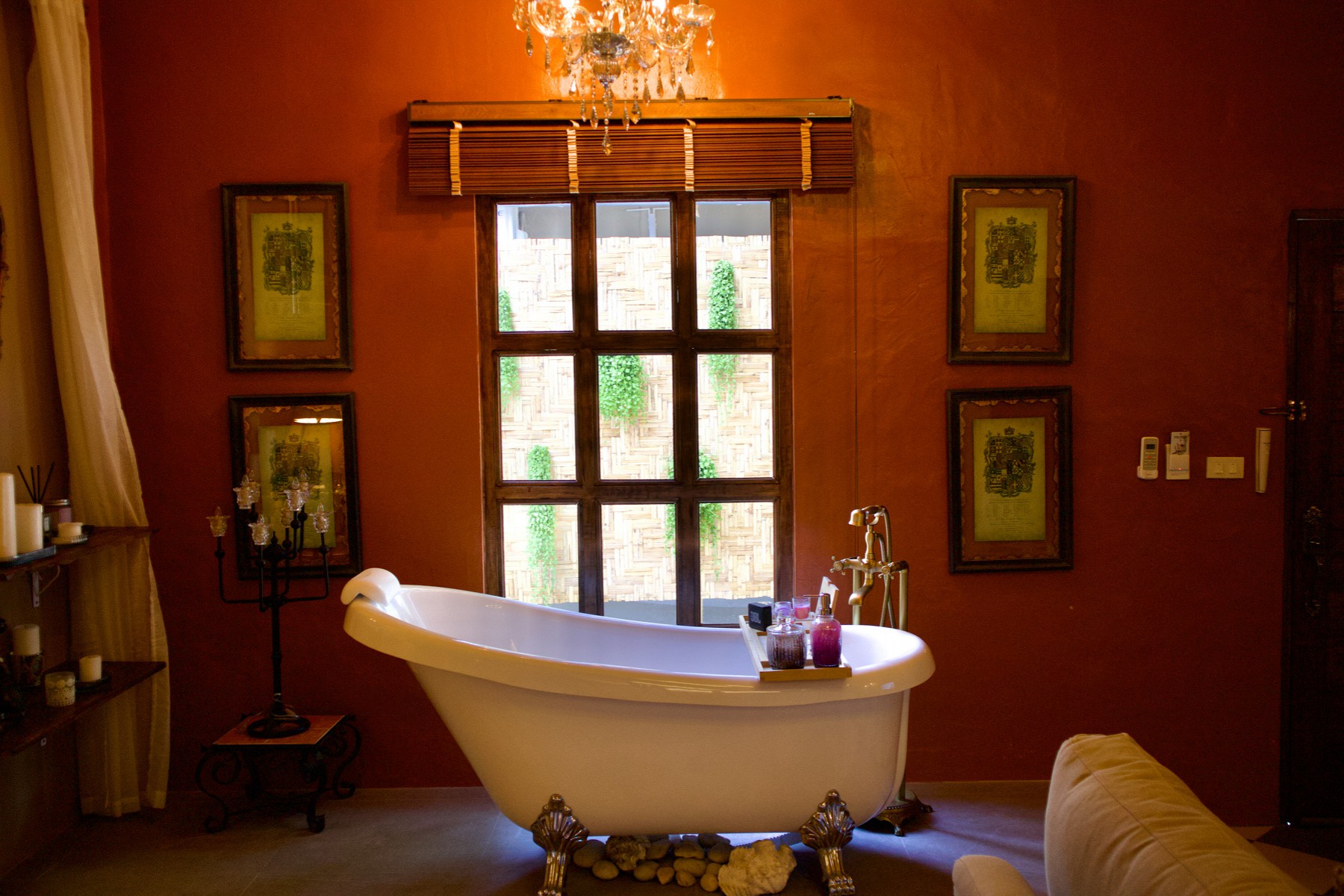 Honeymoon Suite with Bathtub